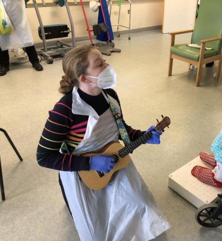 Musician Kate Wilkinson singing with an older Oxfordshire hospital patient 