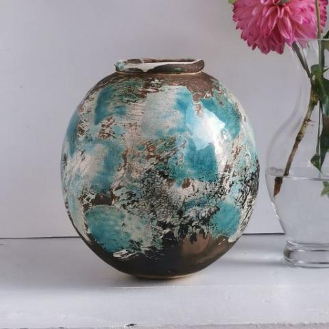 Turquoise & white spherical pot, with smoke effects